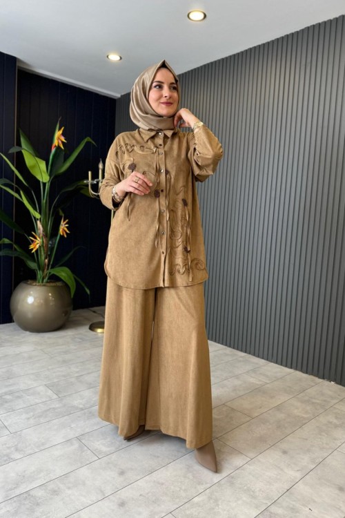 Lase Nakışlı Nubuk Pantolonlu Takım Camel