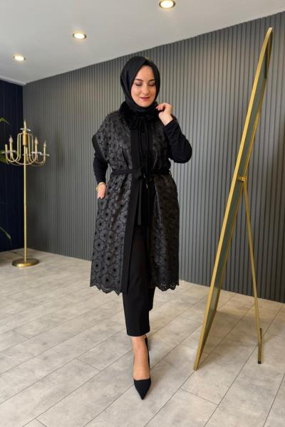 Yaka Kürk Detaylı Güpür İşlemeli Yelek Siyah