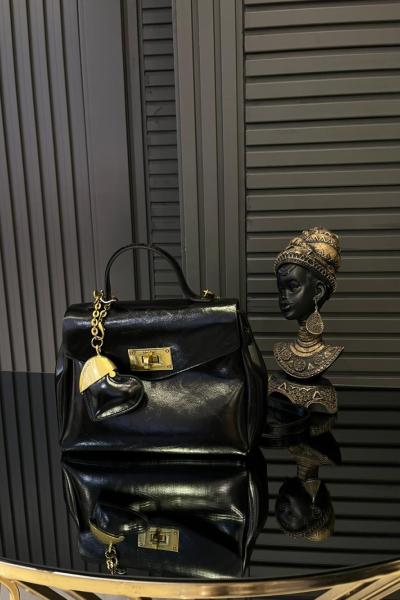 Kilit Detaylı Kalp Charmlı Çanta Siyah