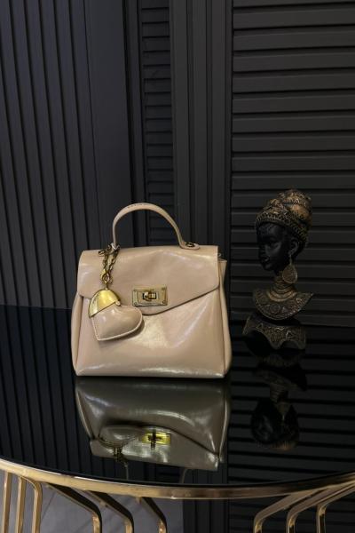 Kilit Detaylı Kalp Charmlı Çanta Bej