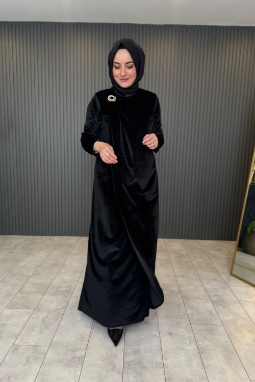 Broş Detaylı Kadife Elbise Siyah
