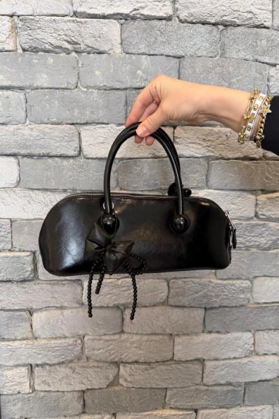Charm Detaylı Baget Çanta Siyah