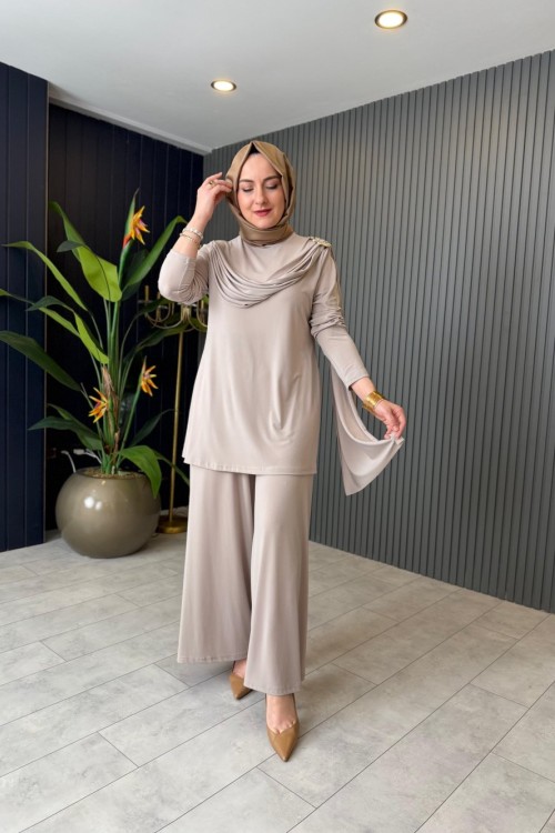 Yaka Aksesuar Detaylı Sandy Takım Bej
