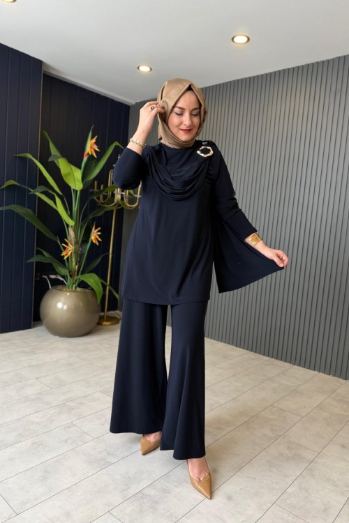 Yaka Aksesuar Detaylı Sandy Takım Lacivert