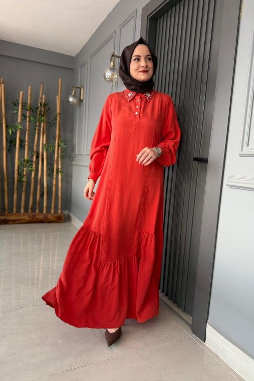 Yaka Taş Detaylı Elbise Mercan