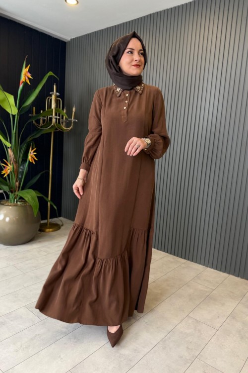 Yaka Taş Detaylı Elbise Kahverengi
