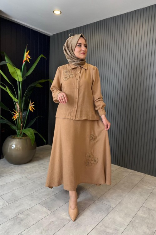 Çiçek Detaylı Keten Etekli Takım Camel