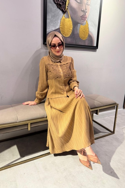 Önü Güpürlü Etekli Takım Camel