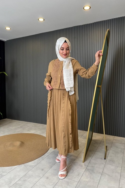 Önü Güpür Eteği Şeritli Takım Camel