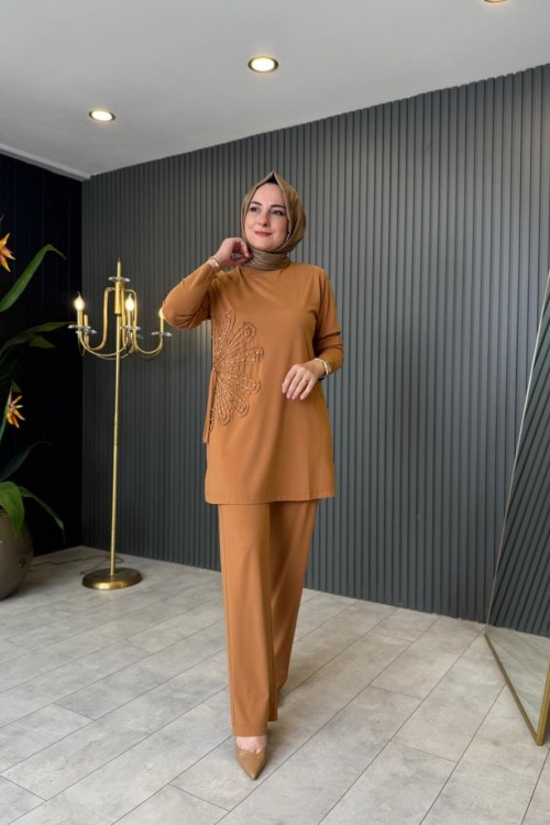 Önü Lase Yaprak Detaylı Pantolonlu Takım Camel